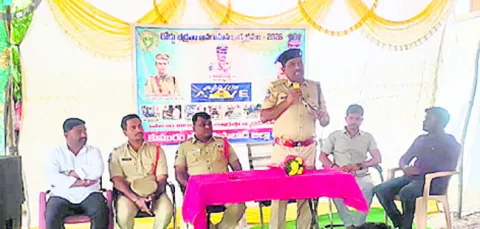 హెల్మెట్‌తో ప్రాణాలకు రక్ష