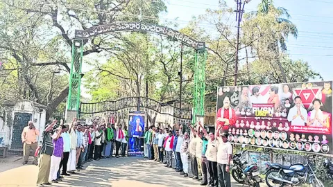 పండగ పూట రైతులు, కార్మికులకు పస్తులు 