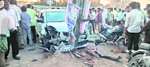 స్కూటీని ఢీకొట్టిన కారు.. ఇద్దరికి గాయాలు