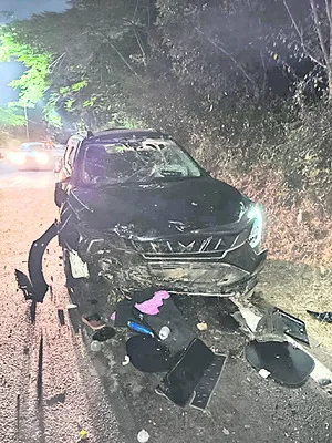 సింహగిరి ఘాట్‌రోడ్డులో కారు బోల్తా 