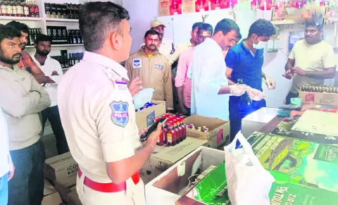 రెండు వైన్‌ షాపుల్లో చోరీ