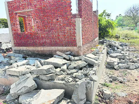 ఇందిరమ్మ ఇళ్ల ప్రహరీల కూల్చివేత 