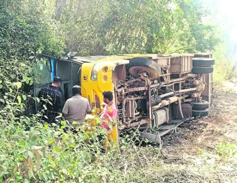 ప్రైవేటు స్కూలు బస్సు పల్టీ 