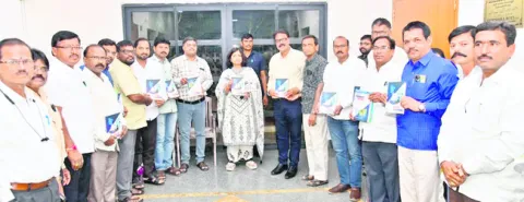 జిల్లాను ప్రథమ స్థానంలో నిలపాలి 