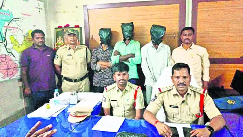 ముగ్గురు గంజాయి విక్రేతల అరెస్ట్‌ 