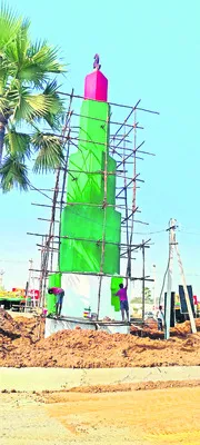 ఆకట్టుకుంటున్న అమరుడి స్మారక స్తూపం