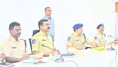 ట్రాఫిక్‌ నియమాలు బాధ్యతగా పాటించాలి 