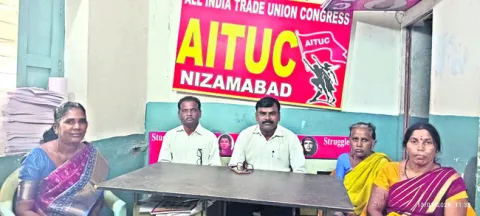 ఇచ్చిన హామీలను అమలు చేయాలి 