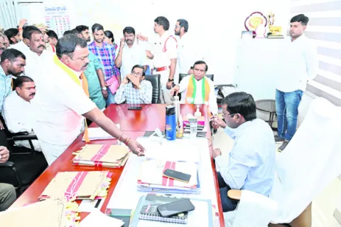 ఓటరు జాబితాలో అన్నీ తప్పులే.. 