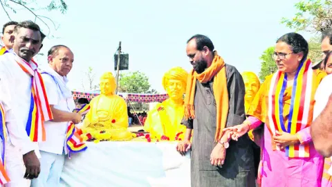 పూలే, బుద్ధుడి విగ్రహాలు చైతన్యానికి ప్రతీకలు