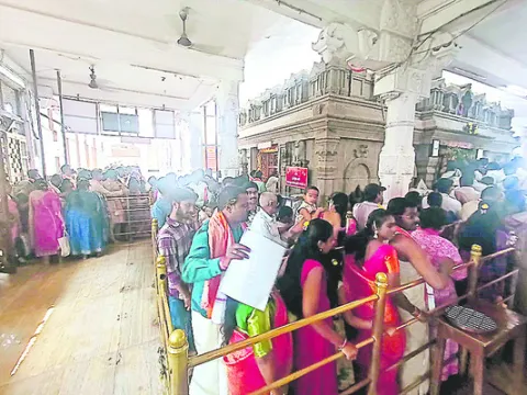 రత్నగిరిపై భక్తుల రద్దీ