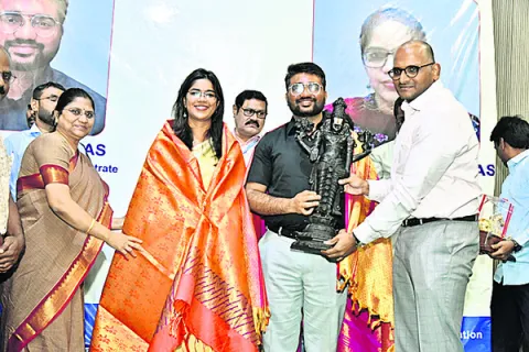 మయూర్‌ అశోక్‌ సేవలు ప్రశంసనీయం 