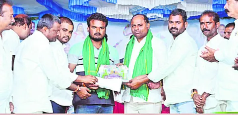 సత్తా చాటిన వేటపాలెం ఎడ్లు 