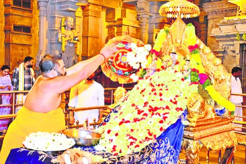 యాదగిరి క్షేత్రంలో లక్ష పుష్పార్చన పూజలు