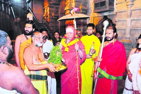 యాదగిరీశుడిని దర్శించుకున్న గంగోత్రి కాళికా పీఠాధిపతి