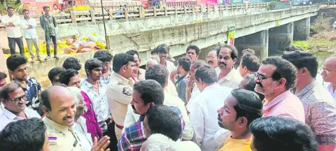 రాజకీయ ఫ్లెక్సీల ఏర్పాటుపై గరం గరం