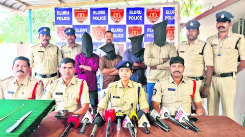 వృద్ధులే టార్గెట్‌.. బంగారు ఆభరణాల దోపిడీ 