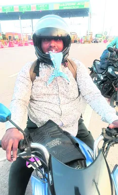 కారు ఢీకొని వ్యక్తి, ఐదు మేకలు మృతి