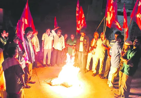 వైద్యకళాశాలల ప్రైవేటీకరణ జీఓల దహనం 