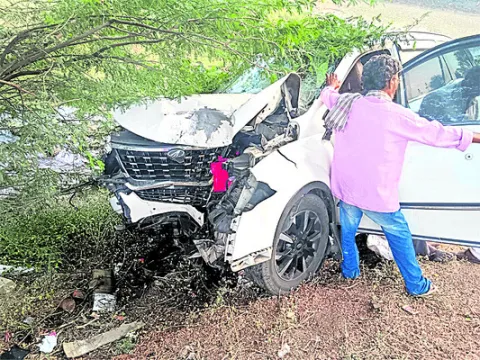 చెట్టును ఢీకొన్న కారు..   ఒకరి మృతి: ఇద్దరికి గాయాలు