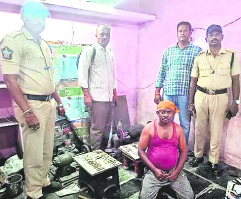 కోడికత్తుల తయారీ ముఠా అరెస్ట్‌ 