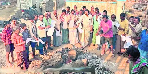 భోగి మంటల్లో 590, 847జీఓ ప్రతులు