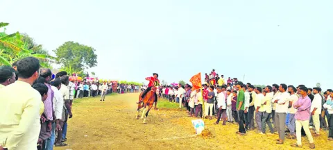 ఆకట్టుకున్న గుర్రపు స్వారీ పోటీలు