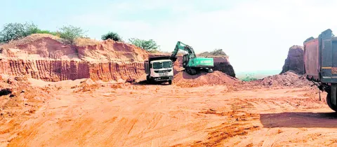 ఎర్రమట్టి.. కొల్లగొట్టి!