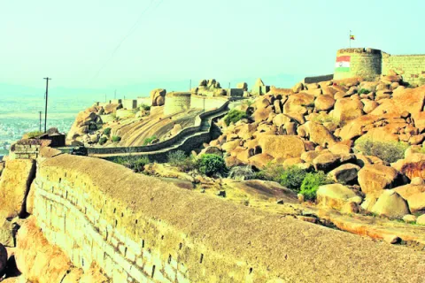 గనినాడులో మళ్లీ రాజకీయ వేడి