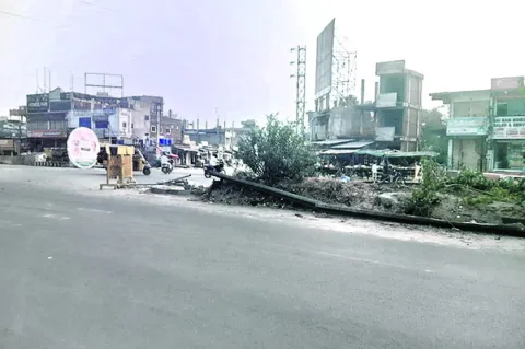 డివైడర్‌ను దాటొచ్చి కారును ఢీకొన్న లారీ