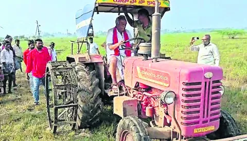 పోలీస్‌ స్టేషన్లు టీడీపీ  కార్యాలయాలుగా మార్చేశారు 