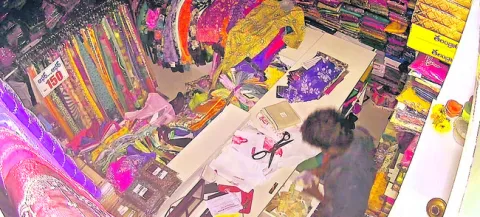 వస్త్ర దుకాణంలో భారీ చోరీ 