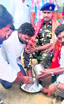 సైనికుడికి పాదాభివందనం 