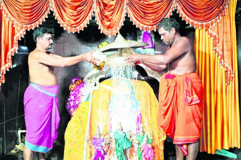 పెద్దమ్మతల్లికి  పంచామృతాభిషేకం
