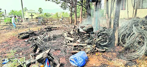 ట్రాఫిక్‌ పోలీస్‌స్టేషన్‌ ఆవరణలో మంటలు 