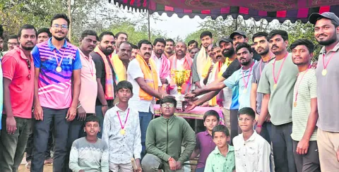 చదువుతో పాటు  క్రీడల్లో రాణించాలి
