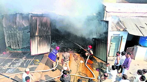 గ్యాస్‌ లీకై .. మంటలు చెలరేగి 