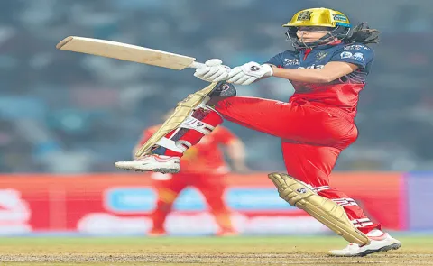 Challengers Bangalore achieved a hat-trick of wins by defeating the Gujarat Giants10