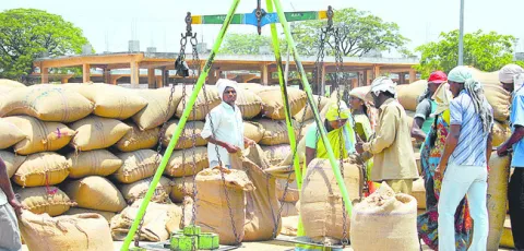 లక్ష్యానికి దూరమే..
