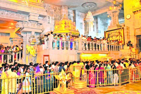 యాదగిరి క్షేత్రంలో భక్తుల రద్దీ