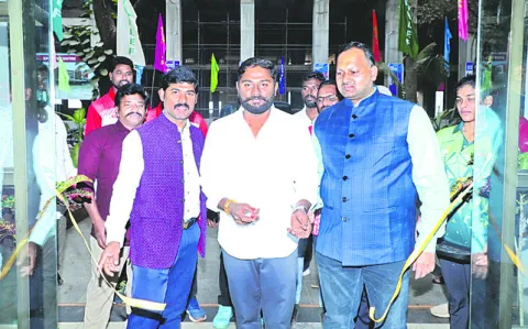 కేఎల్‌యూలో బ్యాడ్మింటన్‌ టోర్నమెంట్‌ ప్రారంభం 