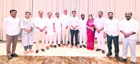 కేటీఆర్‌, హరీశ్‌లతో బీఆర్‌ఎస్‌ నాయకుల భేటీ