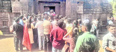 శ్రీముఖలింగంలో తోపులాట 