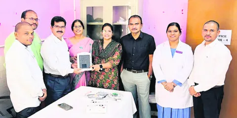 మెడికల్‌ కాలేజీ ఆస్పత్రికి రూ.25 వేల పరికరాలు విరాళం
