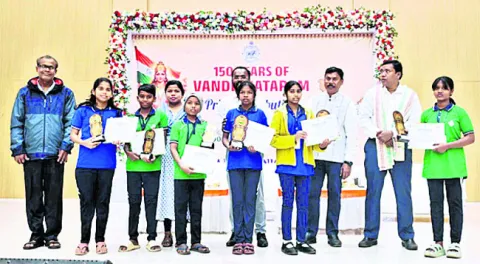 ‘వందేమాతరం’ బహుమతుల ప్రదానం 