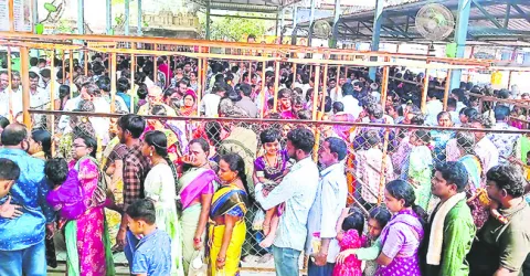 తొలి తిరుపతి.. భక్తజనవాహిని