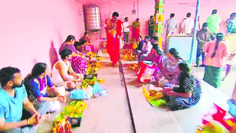 శనైశ్చరునికి ప్రత్యేక తైలాభిషేకాలు 