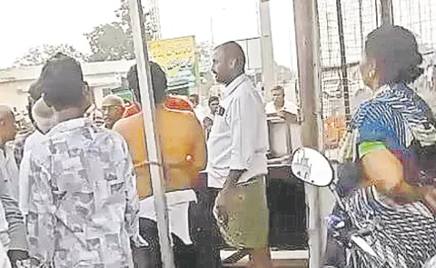 TDP leaders attack on auto driver in Botlagudur