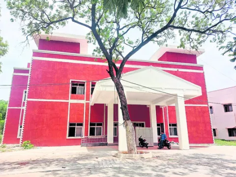 నిర్మాణాలకు ‘చంద్ర’ గ్రహణం 
