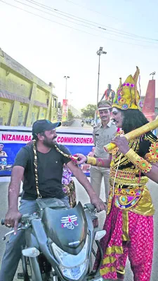 ఐయామ్‌ యమా.. వేర్‌ ఈజ్‌ హెల్మెట్‌ 